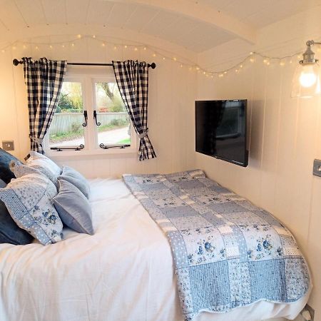Yew Tree View Luxury Shepherd'S Hut Sturminster Newton Exterior foto